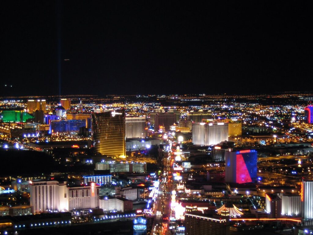 Le Strip de Las Vegas et ses grands casinos illuminÃ©s la nuit