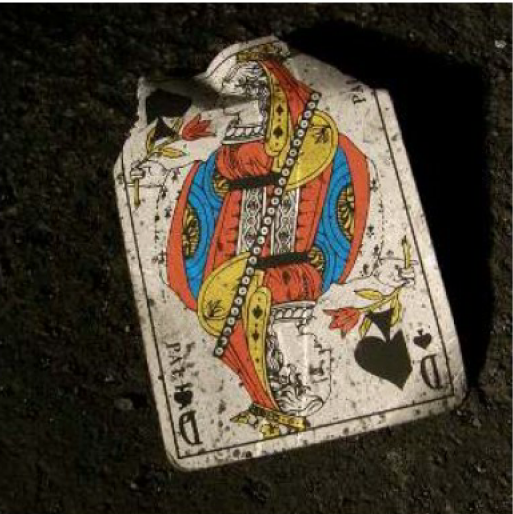 Carte à jouer, une dame, à demi brûlée