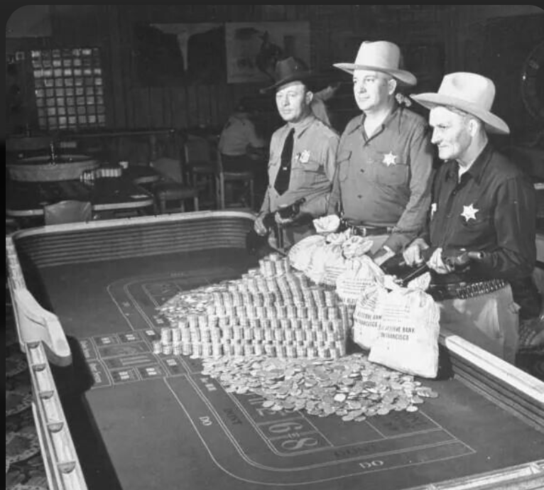 Shérifs américains devant une table de jeu saisie lors d'un raid de casino clandestin