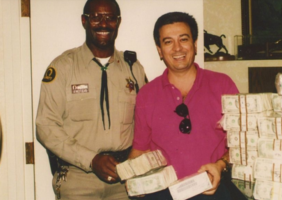 Archie Karas et une pile de billets, légende du poker de Las Vegas