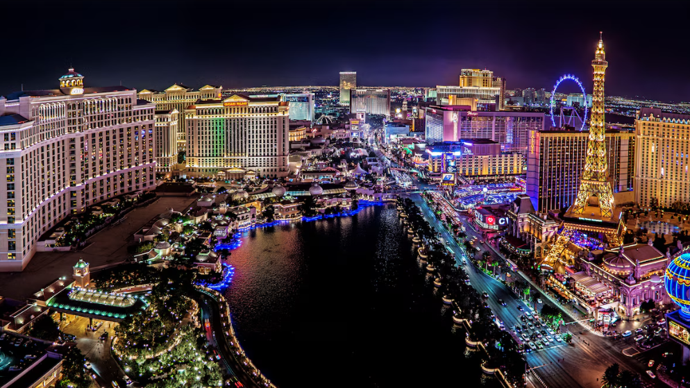 Le Strip de Las Vegas illuminé de nuit, vue aérienne spectaculaire