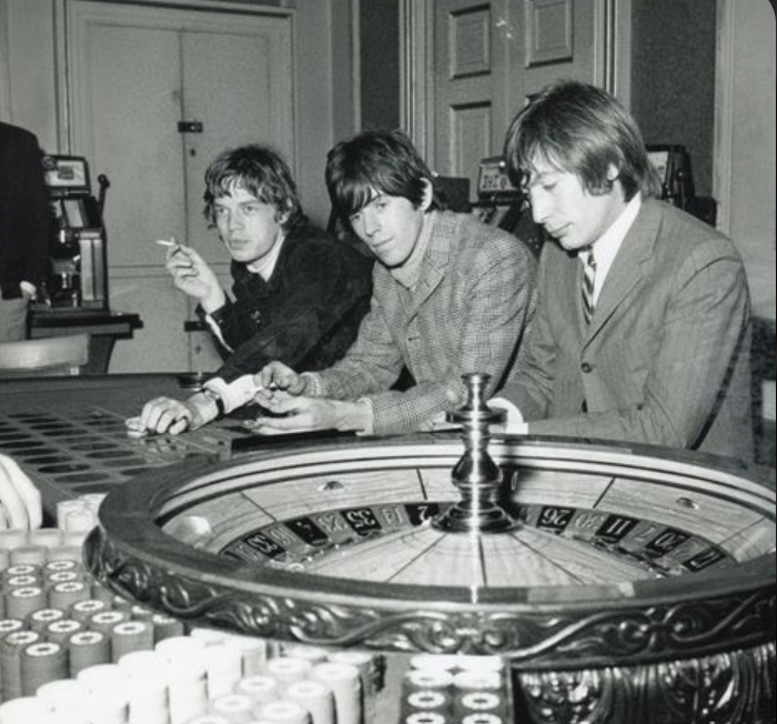 Les Rolling Stones à une table de roulette dans un casino britannique dans les années 1960