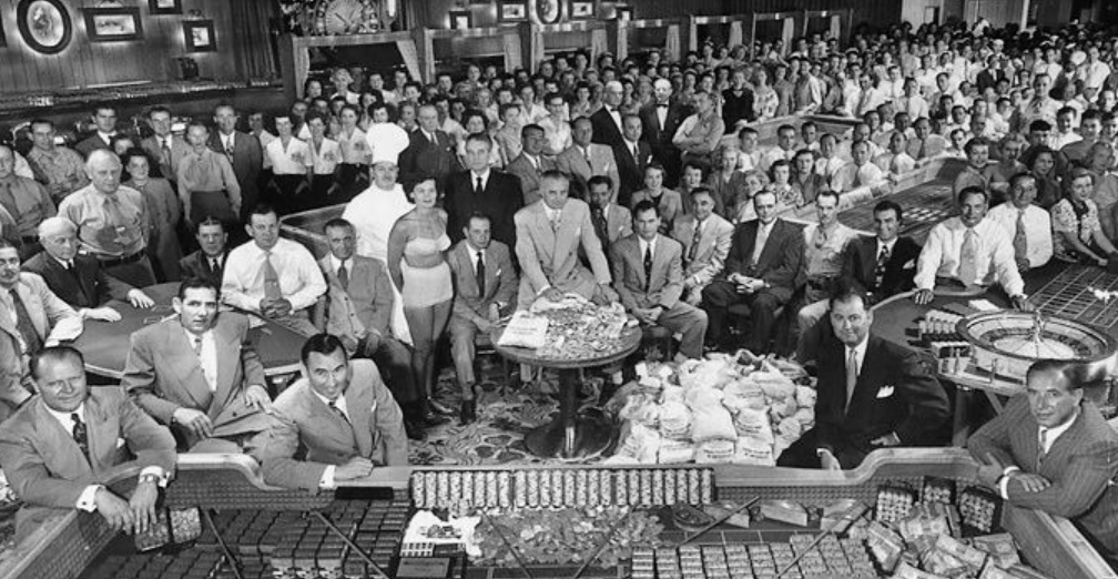 Photo de groupe d'employés et joueurs dans un casino de Las Vegas en 1950