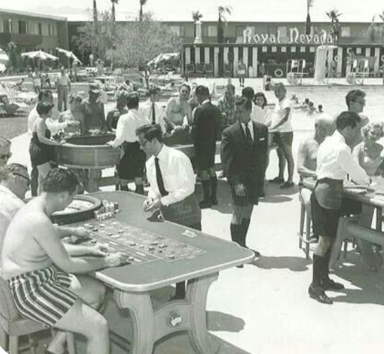 Joueurs de roulette en plein air au bord de la piscine du Royal Nevada, Las Vegas années 1960