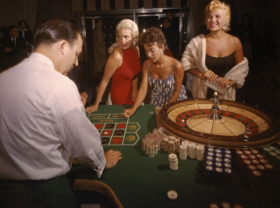 Joueurs américains autour d'une table de roulette dans un casino des années 1950