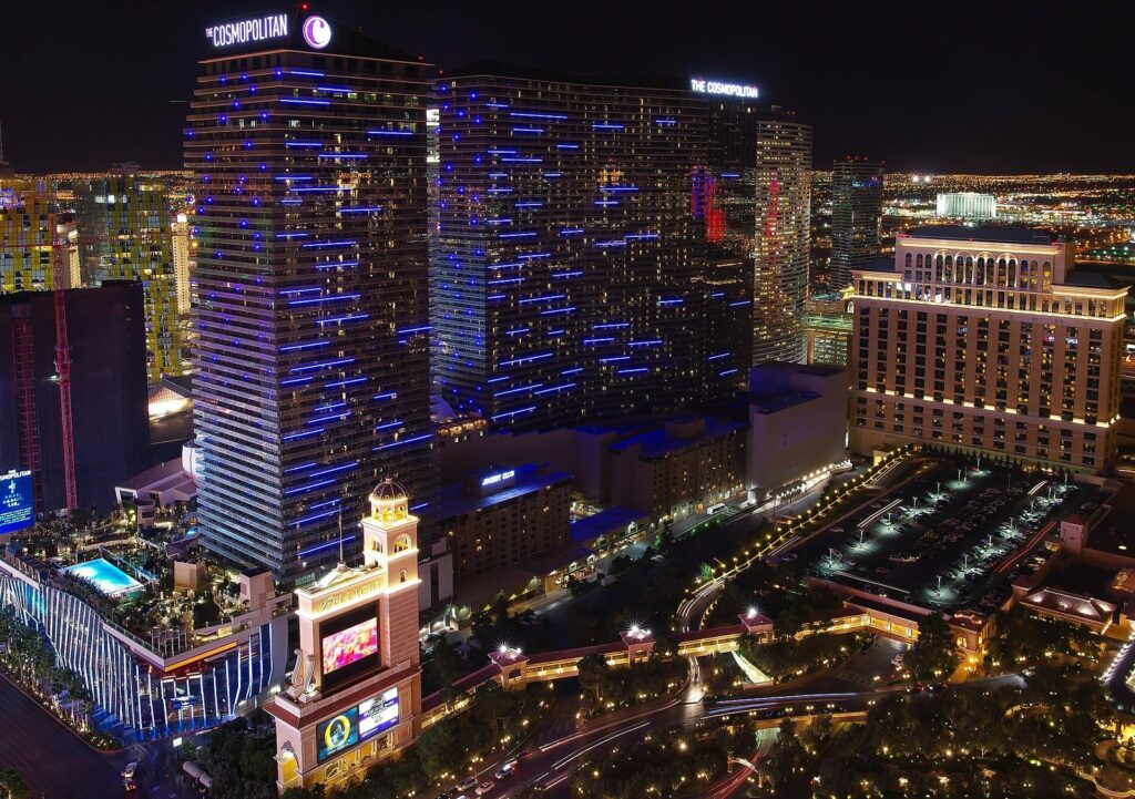 Un casino illuminé de néons la nuit, Las Vegas