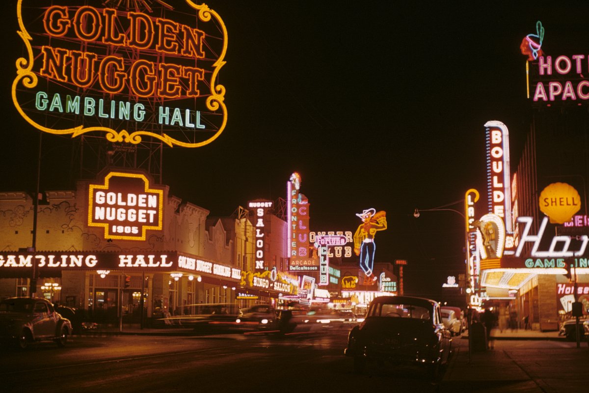 Fremont Street illuminée de néons la nuit à Las Vegas en 1952