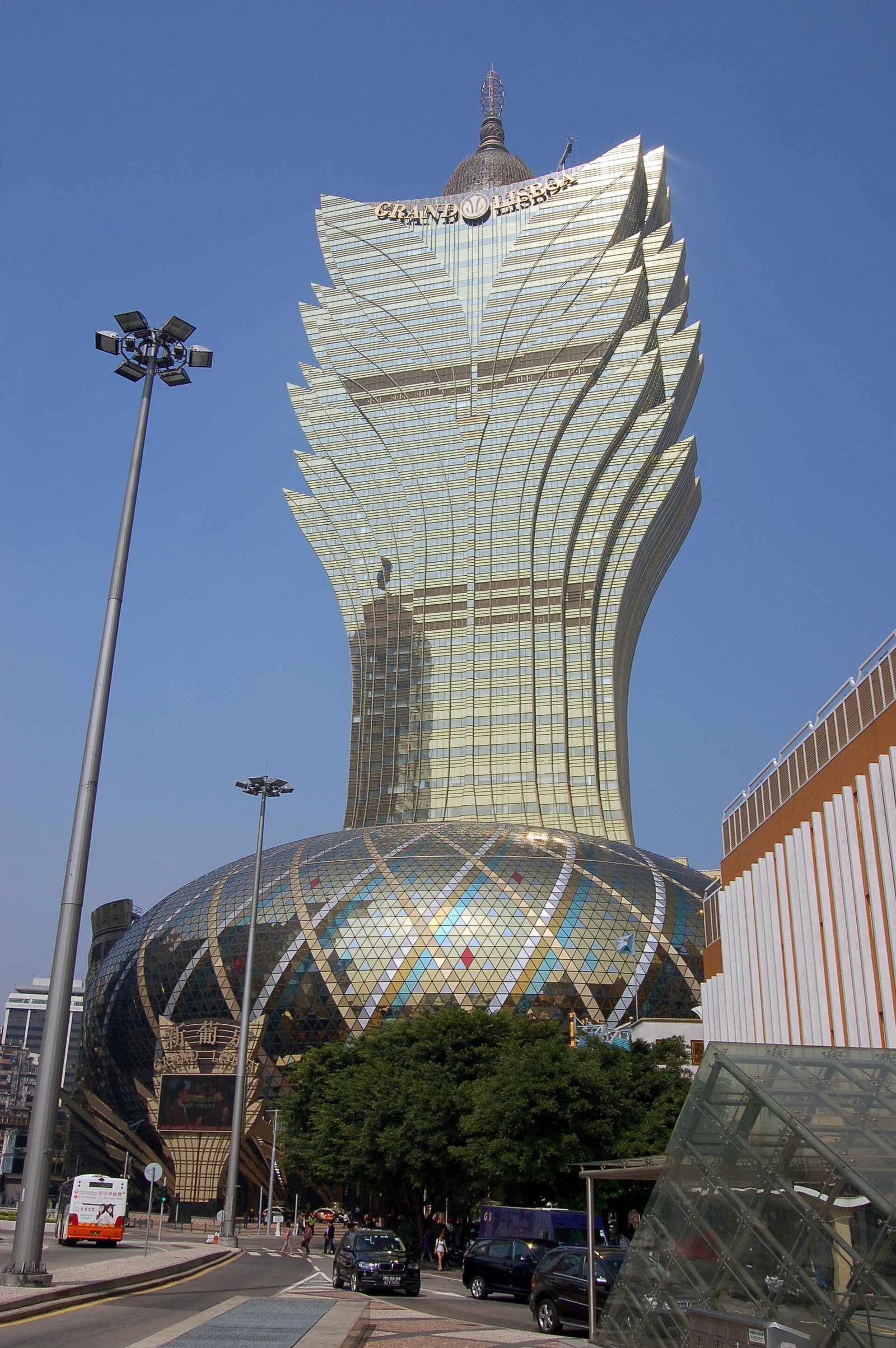 Le Grand Lisboa, casino de Macao, illuminé de nuit
