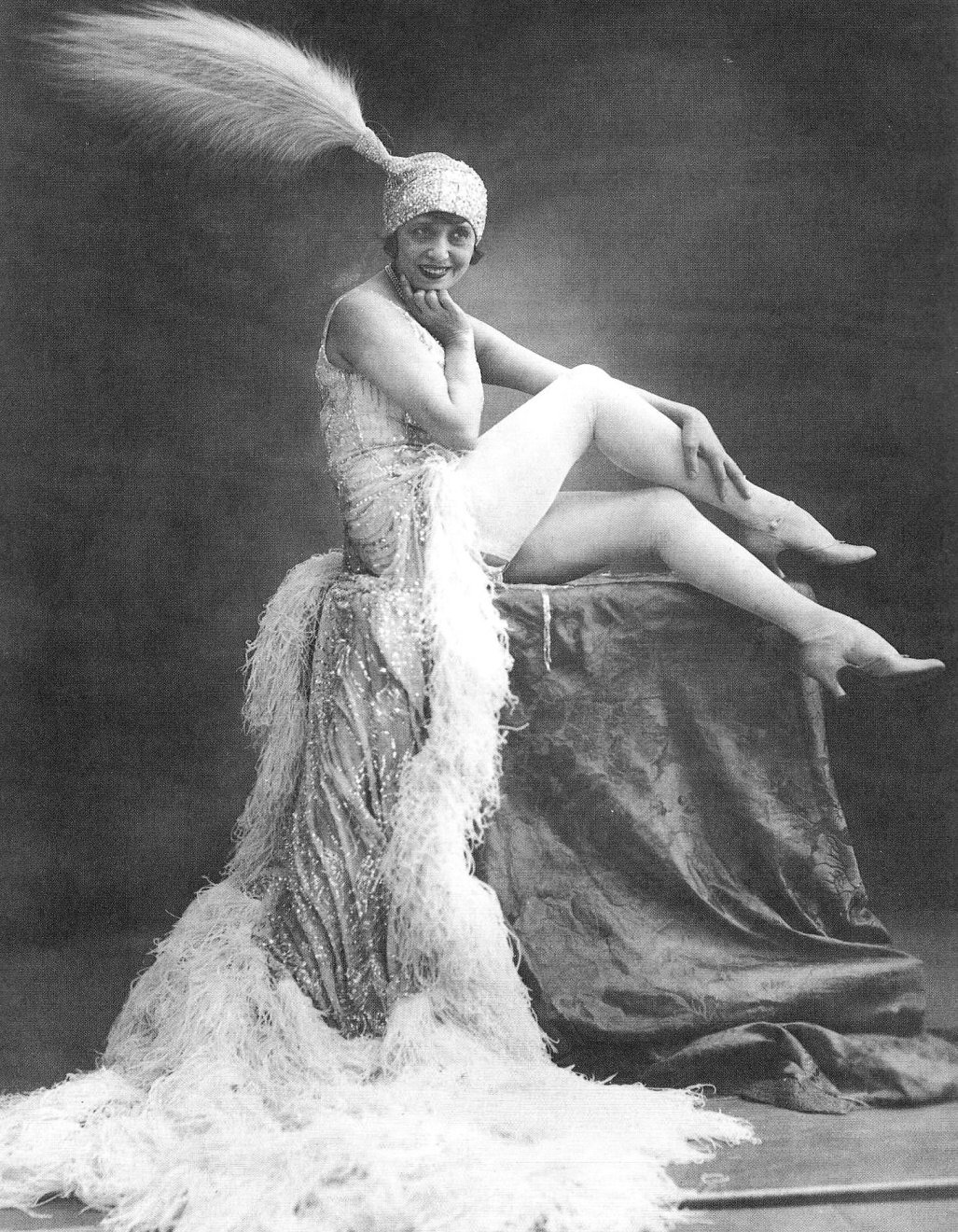 Mistinguett, vedette du music-hall français, au Moulin Rouge dans les années 1920