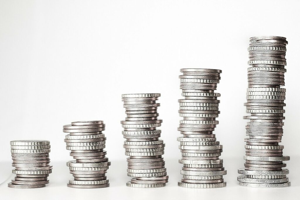 Piles de pièces de monnaie, illustration de la fiscalité des gains