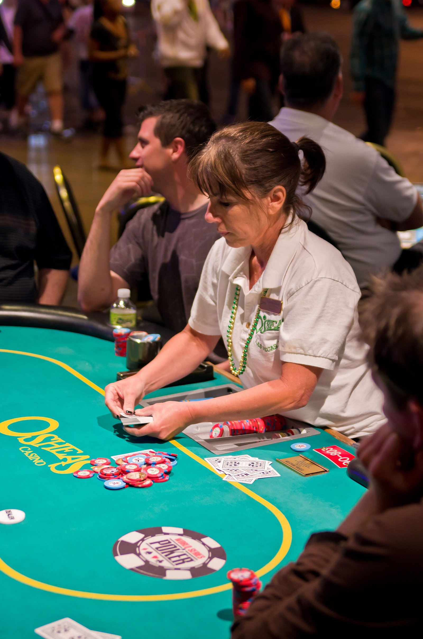 Table de poker dans un casino, avec croupier, cartes et jetons