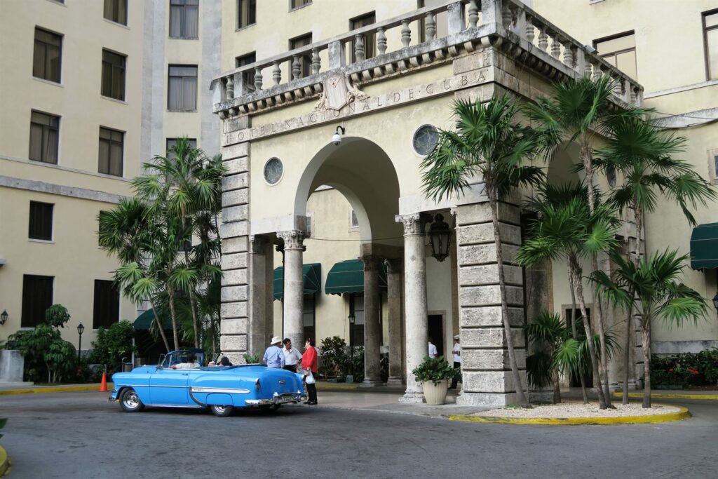 L'entrée de l'Hôtel Nacional de Cuba à La Havane, avec une voiture américaine des années 1950 au premier plan